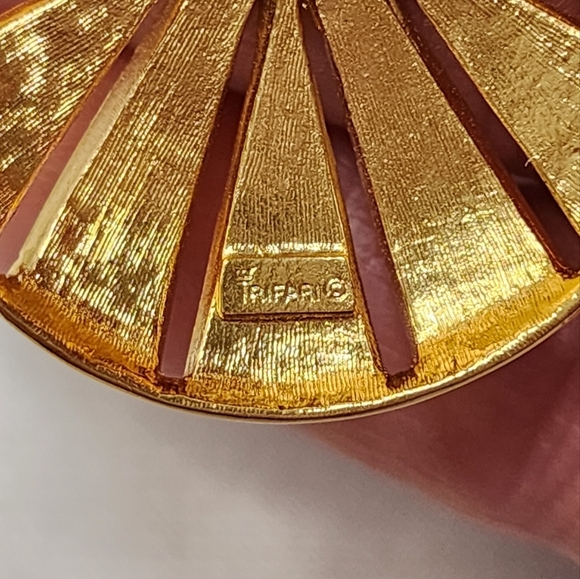 Crown Trifari Gold Tone Starburst Medallion Necklace - Picture 11 of 11